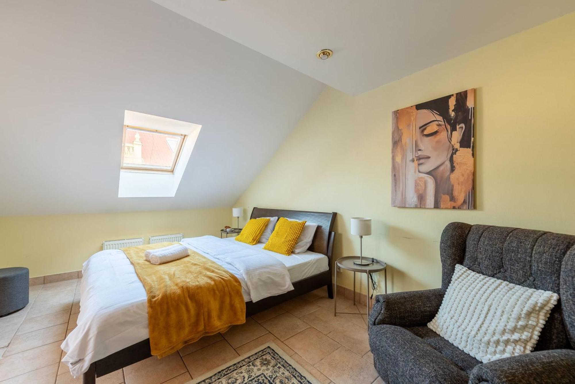 Stylish 2-level Near The National Theatre Apartment *